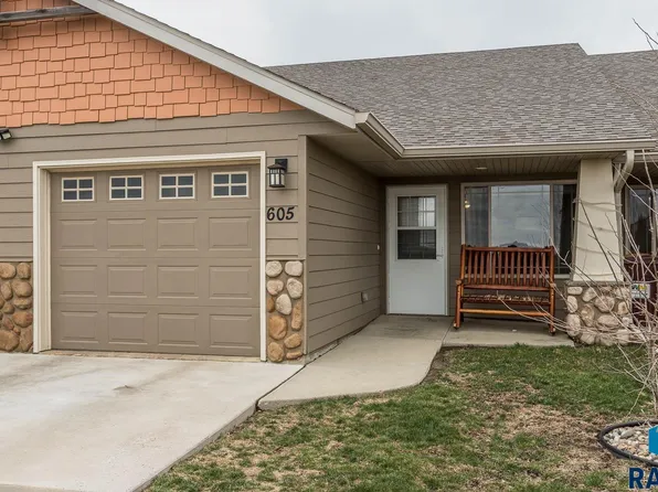605 Hunter Dr, Harrisburg, SD 57032