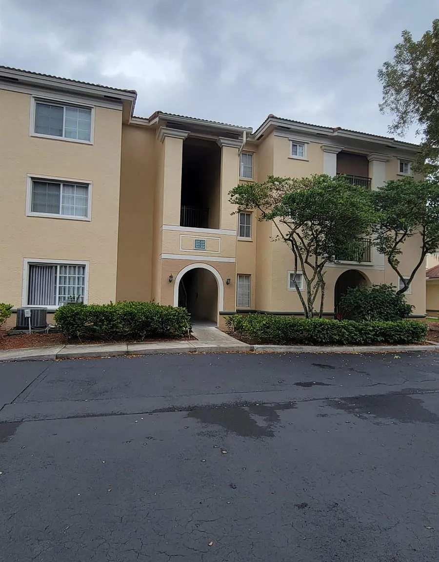 2 bed, 1072 sqft, $2,300 — Photo 2