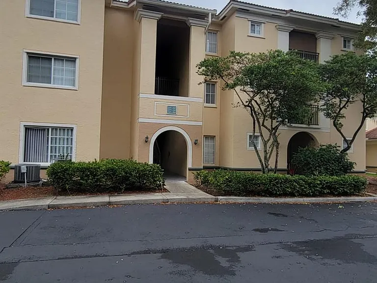 2451 Centergate Dr — Photo 2