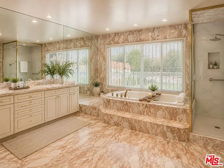 414 N Las Palmas Ave — Photo 38