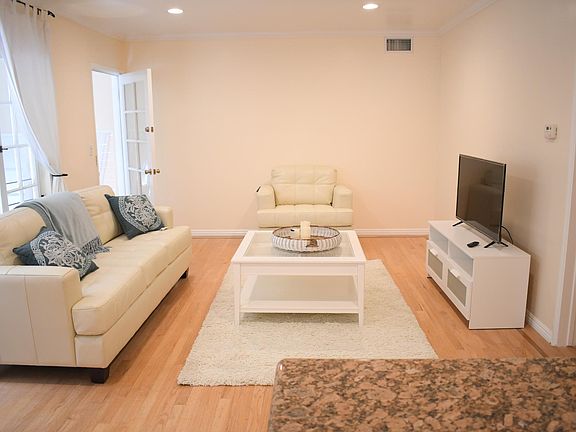 2nd image of 834 Lincoln Blvd APT 3