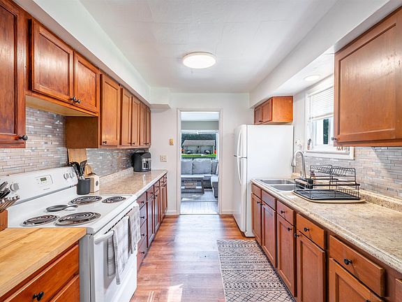 4th image of 628 Aiken St