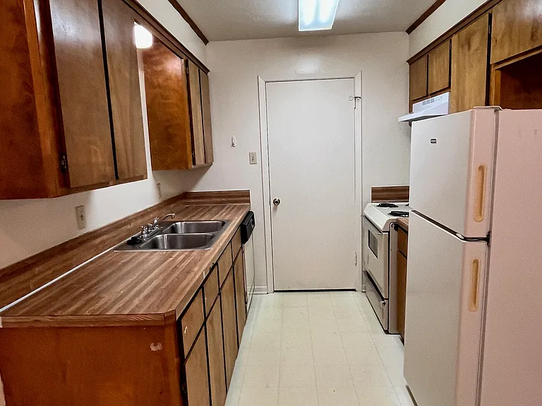 1004 Summer Court Cir #D — Photo 7