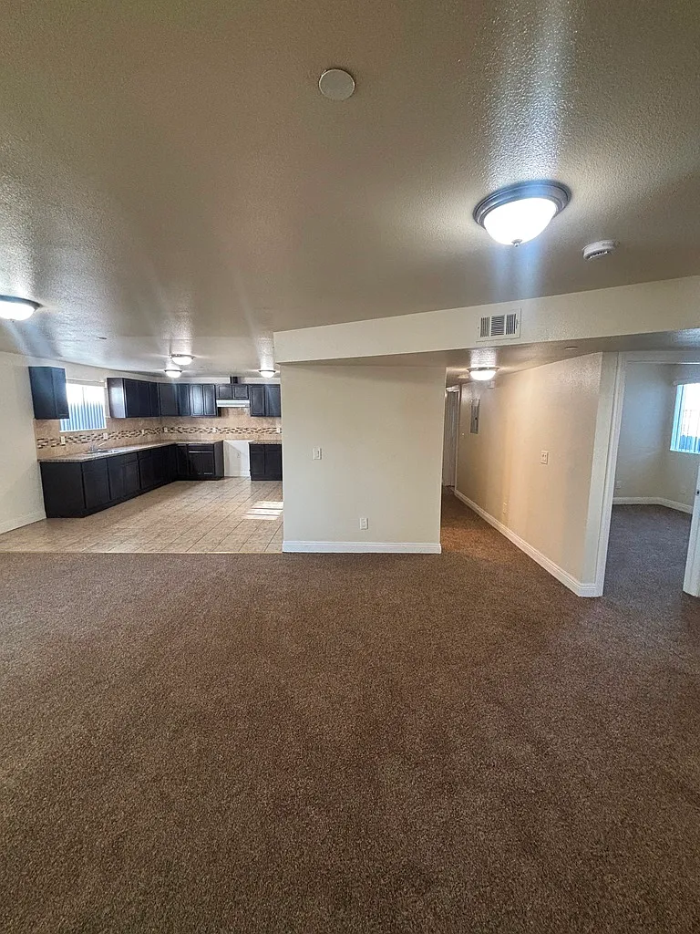 5 bed, 1923 sqft, $4,200 — Photo 3