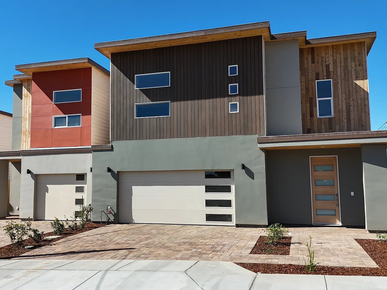 4 bed, 2.5 bath, 2300 sqft, $5,985 — Photo 1