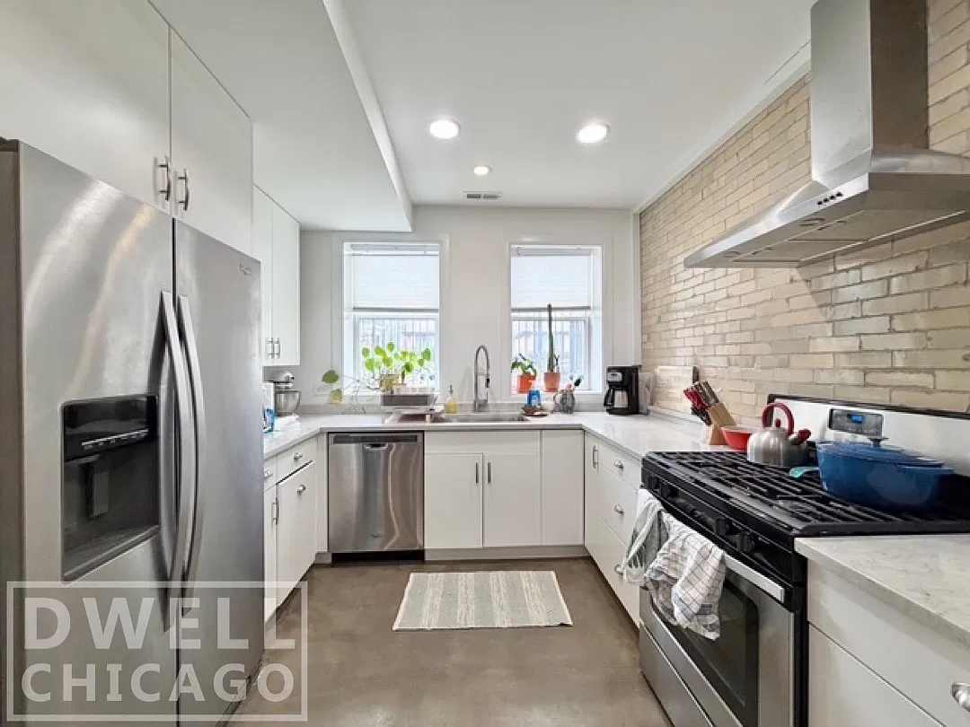 2121 N Albany Ave — Photo 1