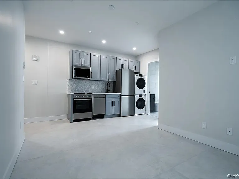 315 West Broadway — Photo 22