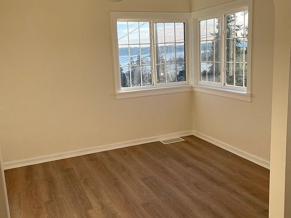 Dining room. Kitchen entrance to the left