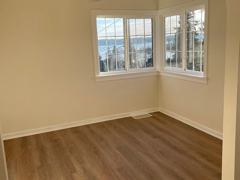 Dining room. Kitchen entrance to the left
