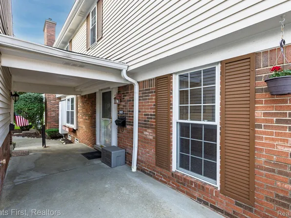 20809 W Glen Haven Cir, Northville, MI 48167