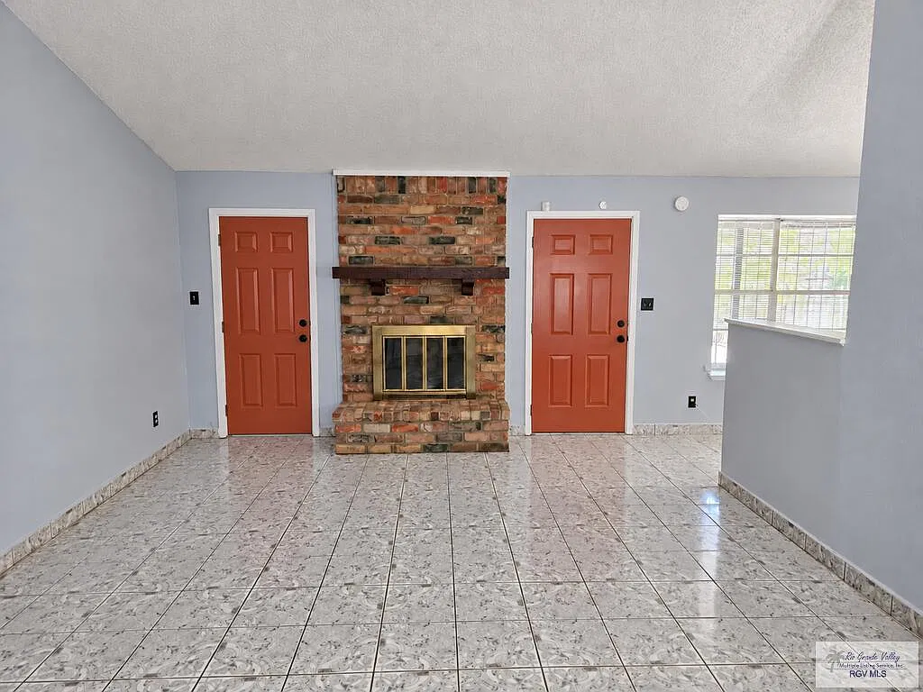 5 bed, 3.0 bath, 1956 sqft, $2,300 — Photo 2