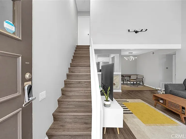 2 bed, 910 sqft, $2,450 — Photo 1