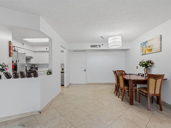 5th image of 3300 NE 191st St APT 609