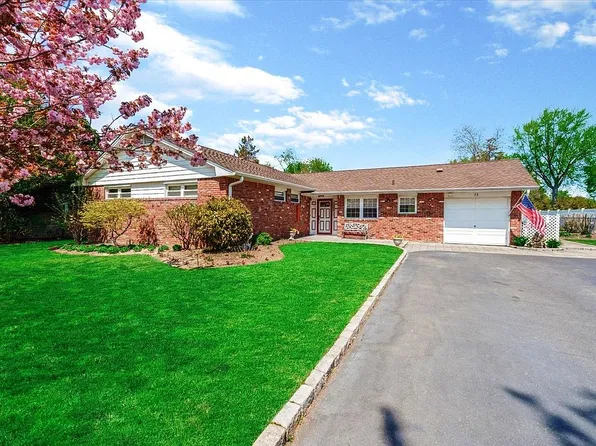 33 Long Bow Ln, Commack, NY 11725