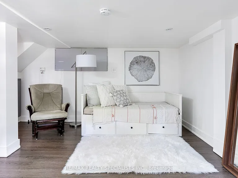 290 Westmount Ave #LOWER — Photo 4