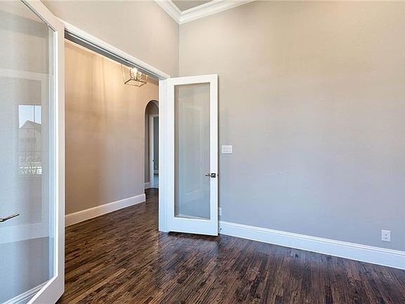 4th image of 918 Thoroughbred Ave