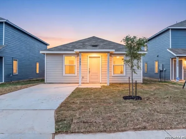 205 Bronco Rdg, Pleasanton, TX