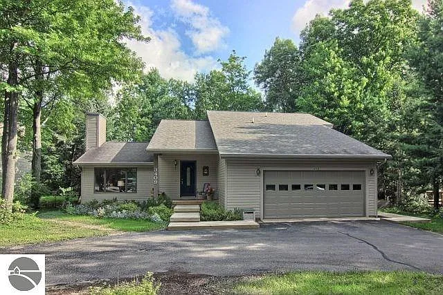 3409 Holiday View Dr photo 1