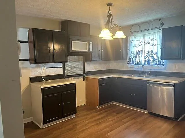 2 bed, 2.0 bath, 2230 sqft, $1,400 — Photo 4