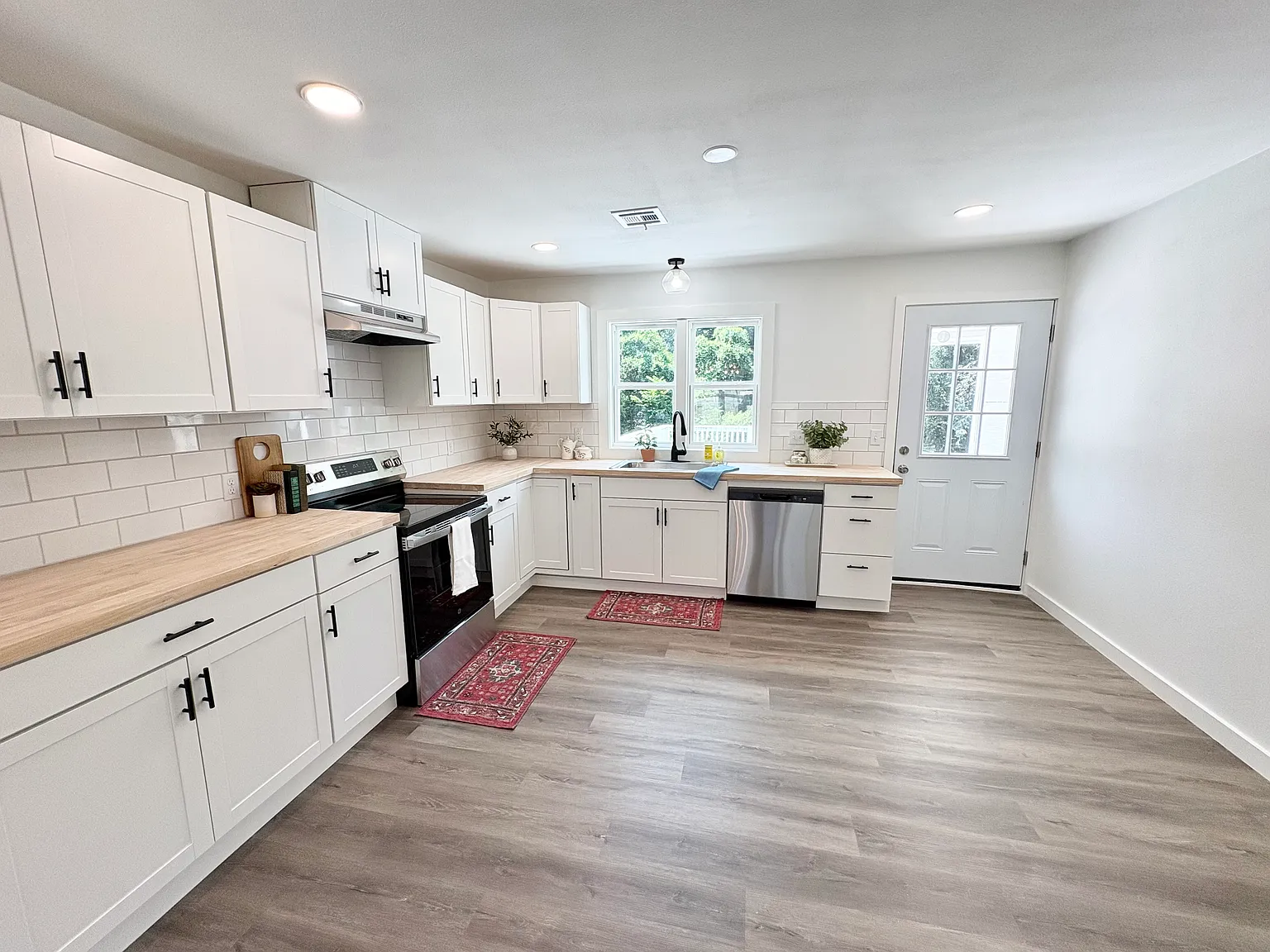 4 bed, 1770 sqft, $4,500 — Photo 2