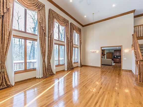 3rd image of 5499 N Meadow Ct