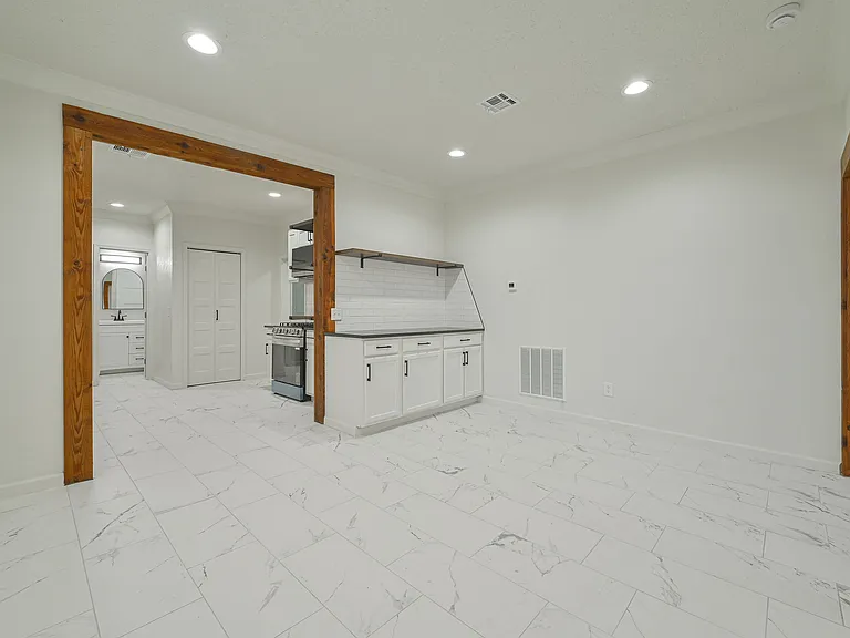 1017 NE 16th St — Photo 12