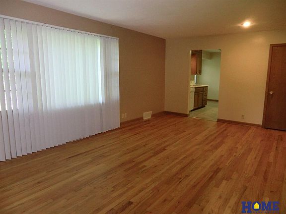3rd image of 6920 Vine St