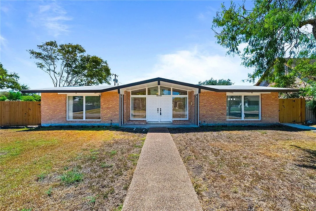 3 bed, 2.5 bath, 2303 sqft, $2,800 — Photo 1