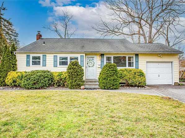 10 Wadsworth Place, Smithtown, NY 11787