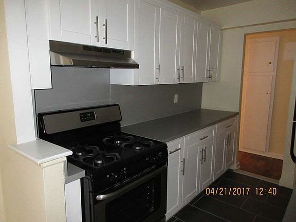 5th image of 13235 Sanford Ave #105