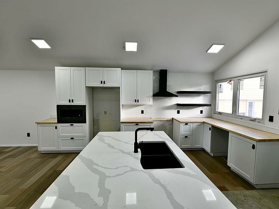 4th image of 5406 52nd Ave