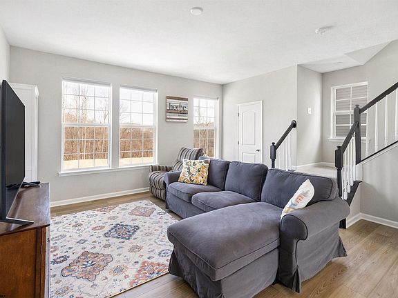 4th image of 60 Dover Ct