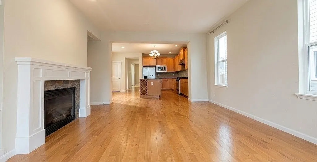 4 bed, 2.5 bath, 2950 sqft, $5,499 — Photo 4