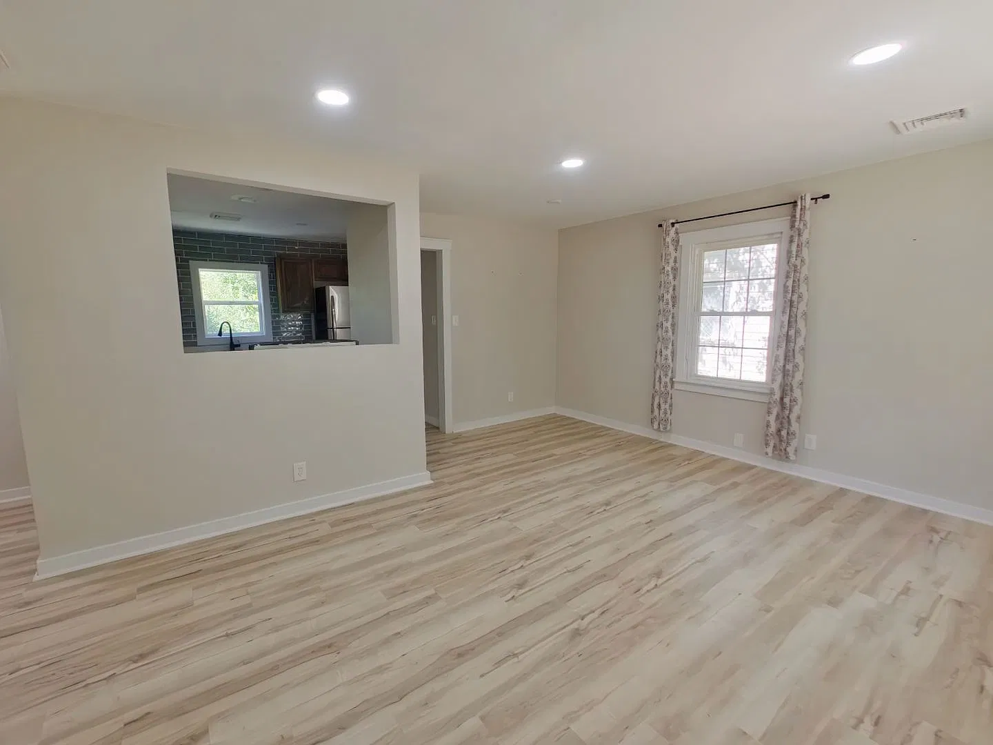 1833 N Green St — Photo 2