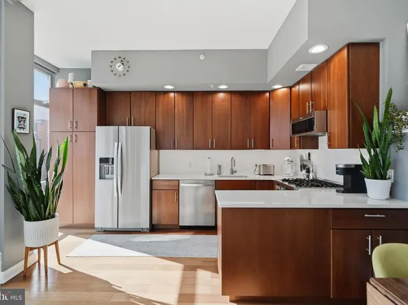 22 S Front St APT 405, Philadelphia, PA 19106