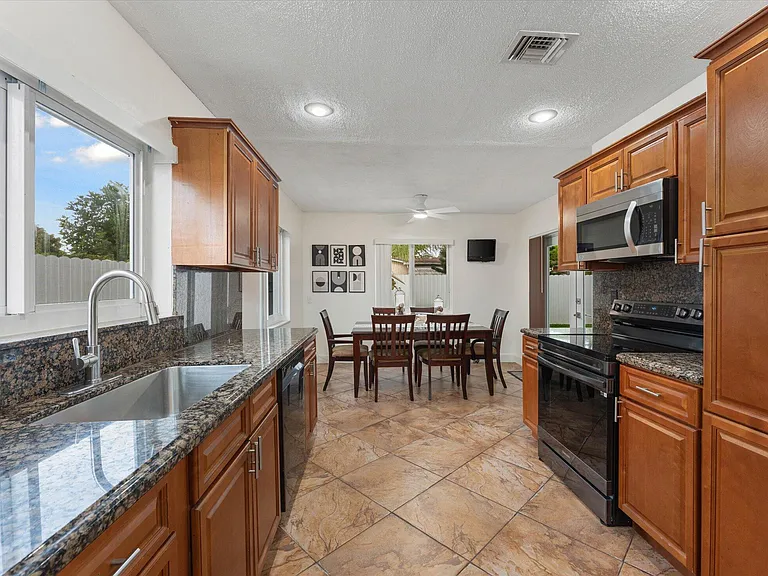 6515 SW 8th Pl — Photo 13