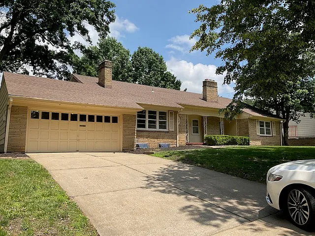 3 bed, 1.5 bath, 1859 sqft, $3,000 — Photo 2