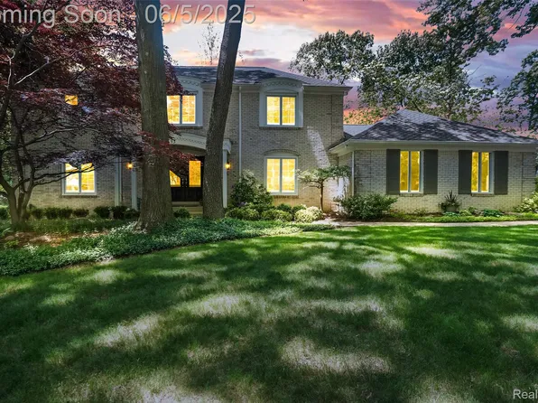 5693 Hunters Gate Dr, Troy, MI 48098