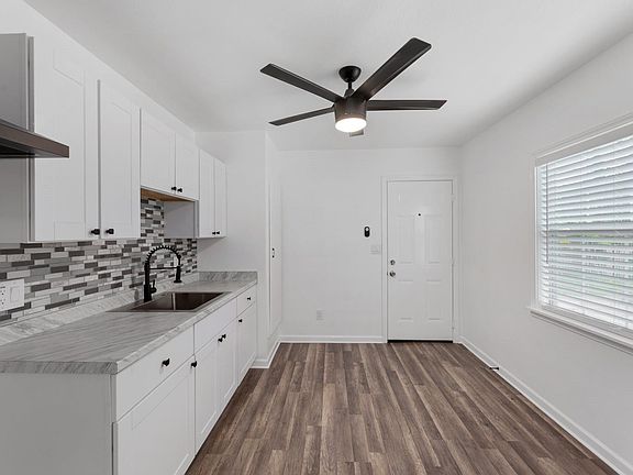 5th image of 404 Middle Ln