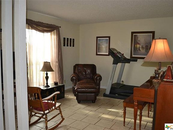 3rd image of 211 Petunia Cir