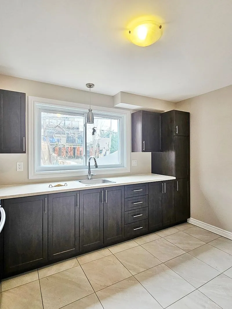2700 Howe Street — Photo 3