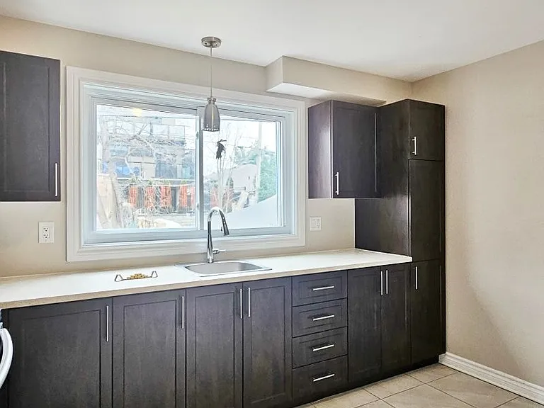 2700 Howe St — Photo 3