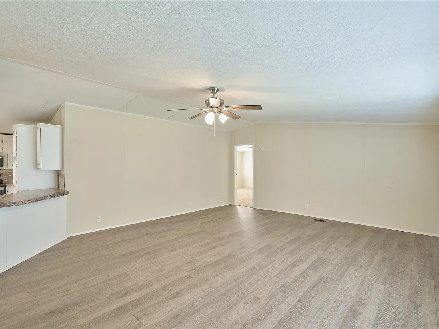 4 bed, 2.0 bath, 2128 sqft, $1,550 — Photo 3