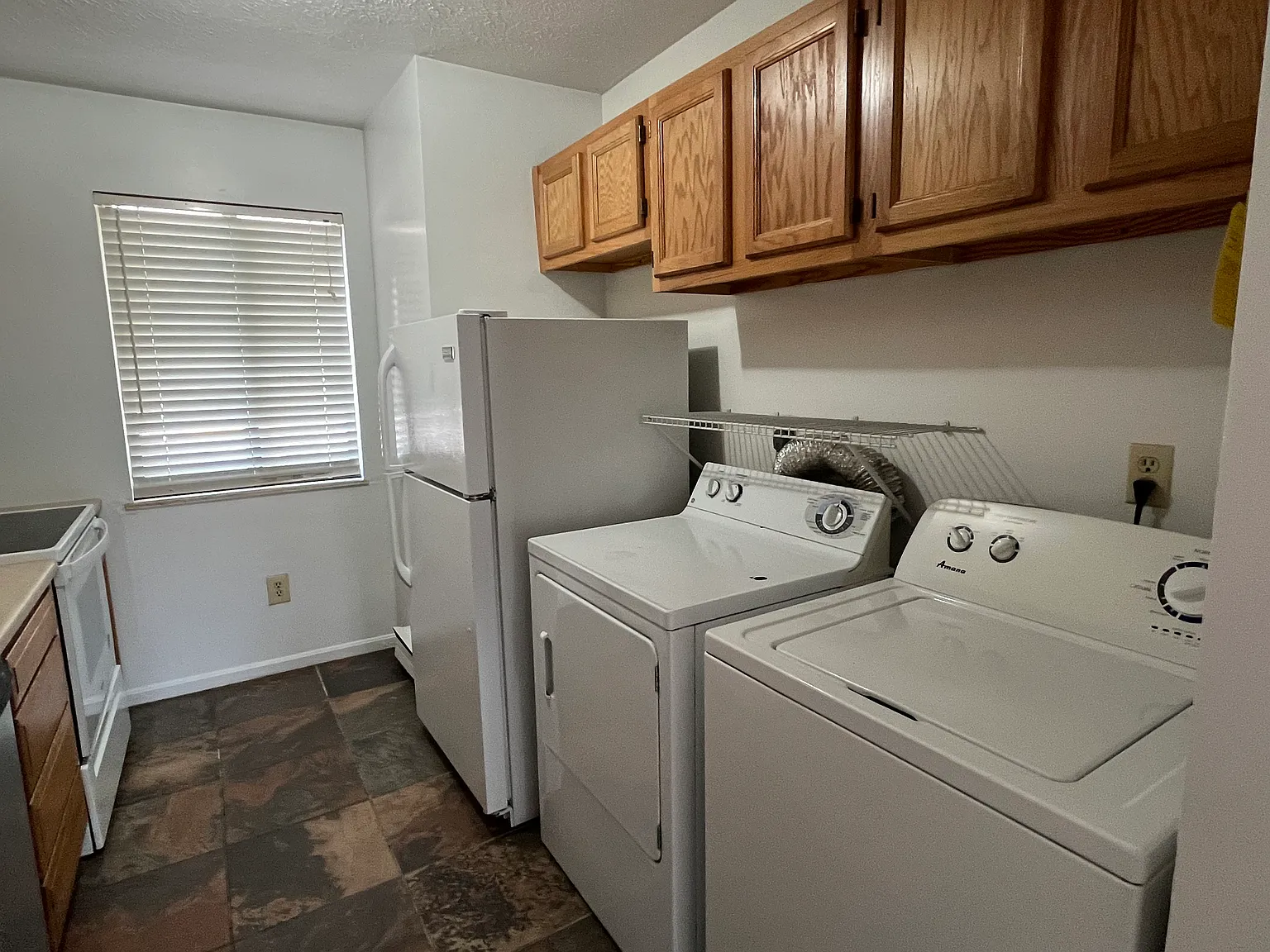 2 bed, 1.5 bath, 900 sqft, $950 — Photo 2