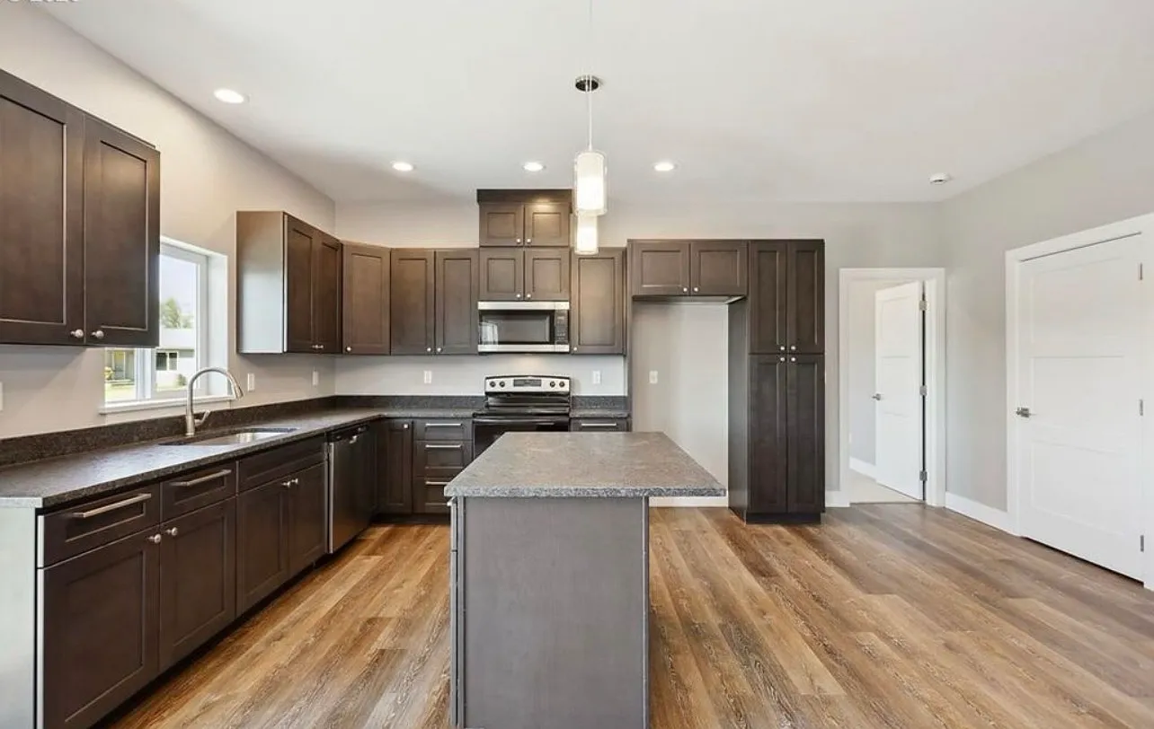4 bed, 1960 sqft, $2,150 — Photo 4