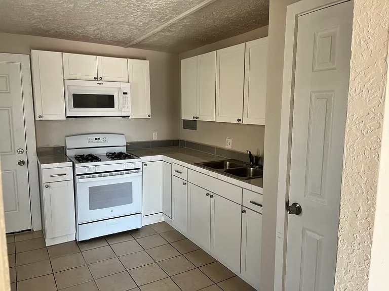 818 Granada St — Photo 3