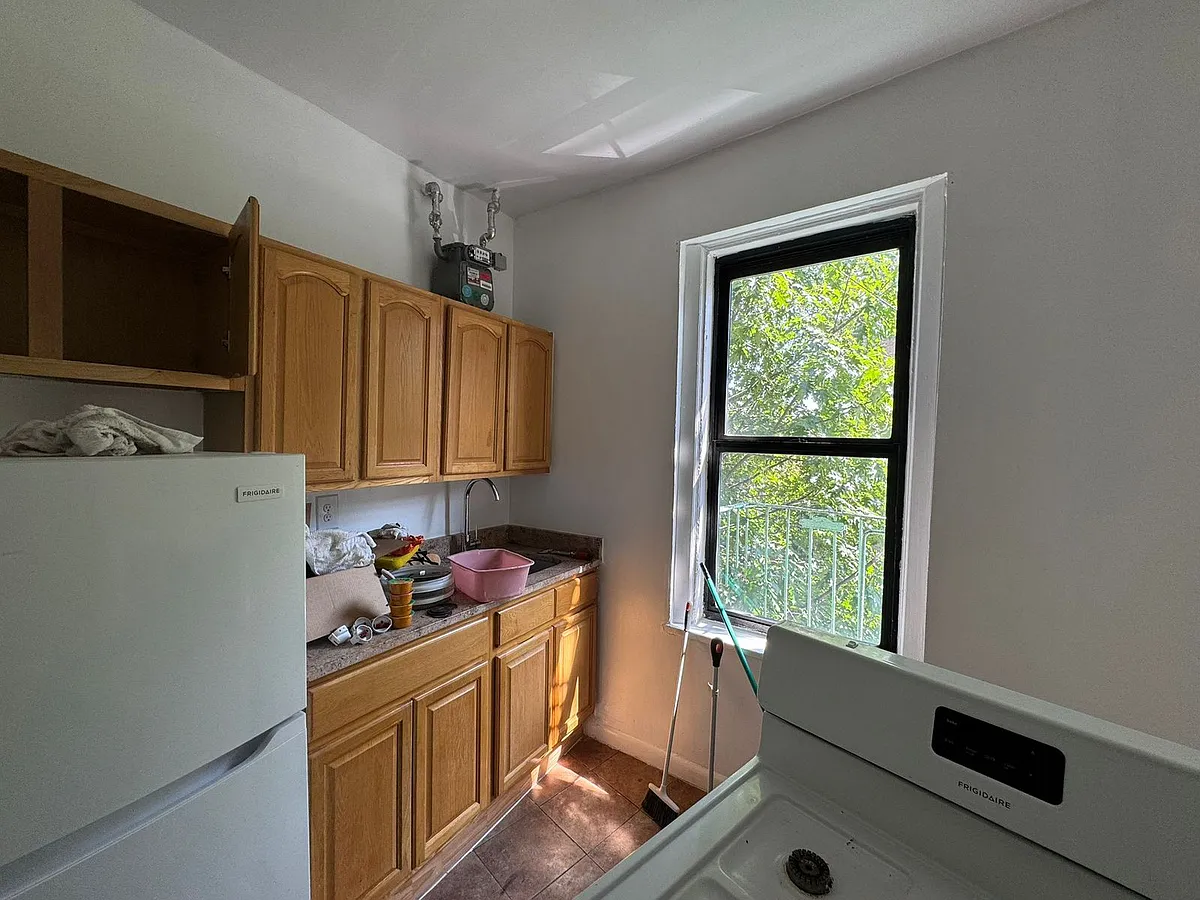 Building Photo - 975 Sherman Ave #N32