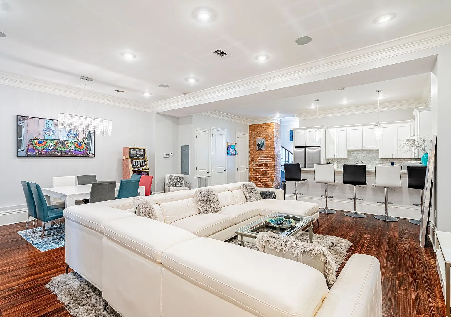 Gorgeous 3BD/2.5BA — Photo 2