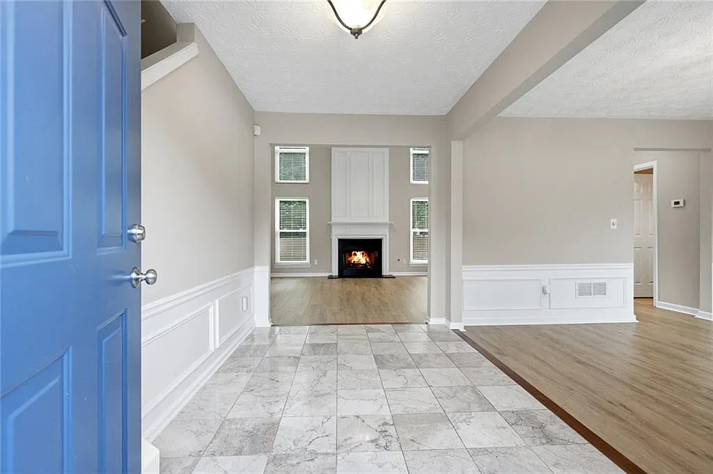 3 bed, 2.5 bath, 2124 sqft, $2,500 — Photo 2