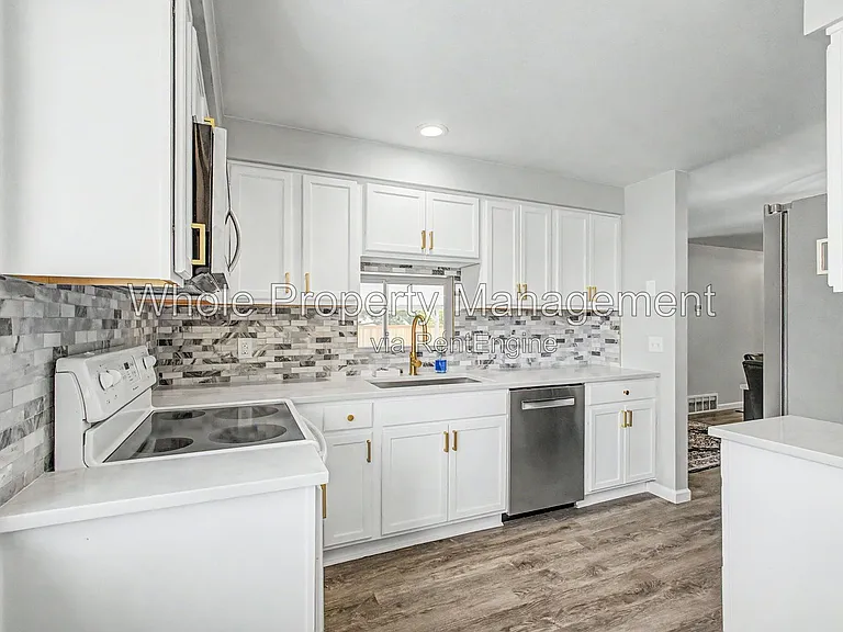 3404 S Clinton Ct — Photo 3